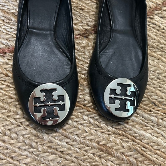 TORY BURCH WOMEN'S BLACK LEATHER LOGO BALLET FLATS SHOES 9 - Picture 3 of 11